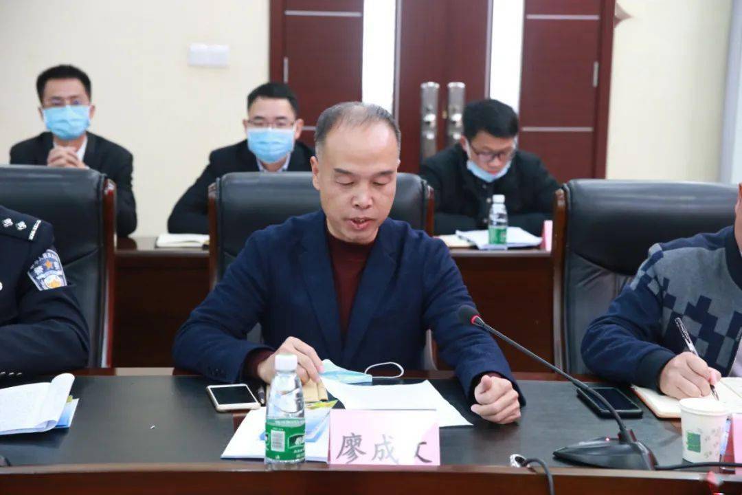 县职业技术学校廖成文从一名普通老师到高级教师,也取得了一定的成就.
