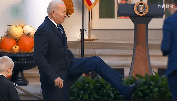 拜登赦免感恩节火鸡后又现怪异动作,当众高抬腿走了两步