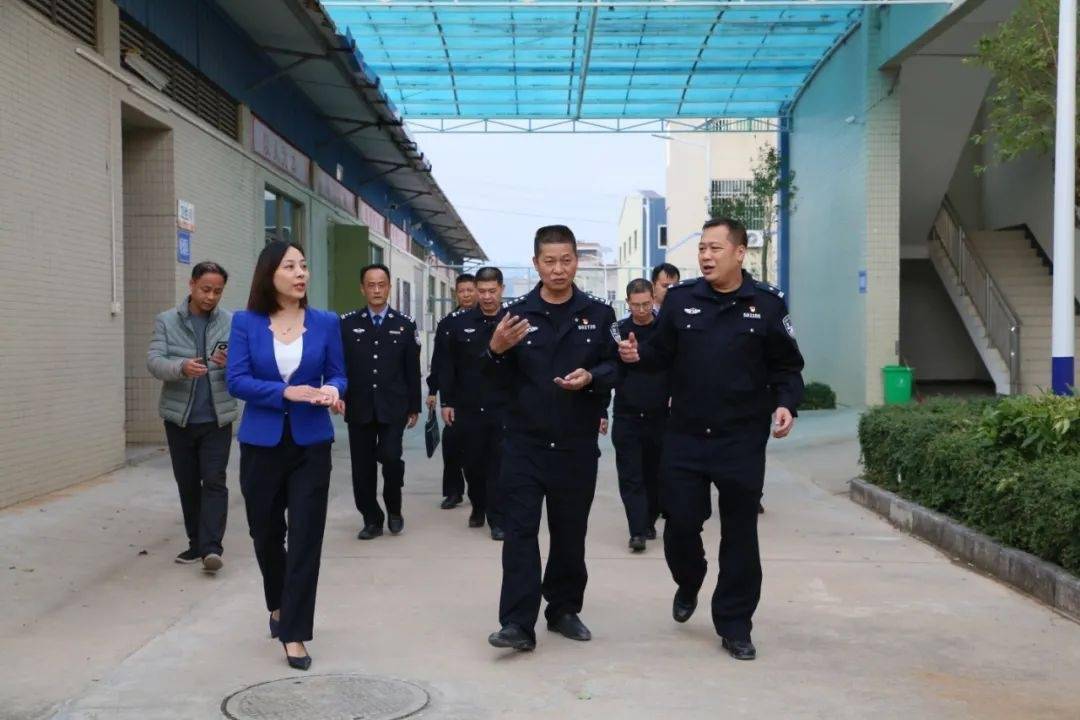 11月18日,陆川县公安局党委委员,副局长陈东伦,丘清瑞,罗胜青带队到