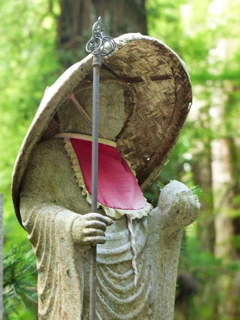 在日本地藏菩萨为什么会戴红围嘴或者红帽子