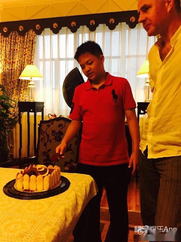 八卦爆料|还记得金星领养的三个孩子吗？他们已经长这么大了！