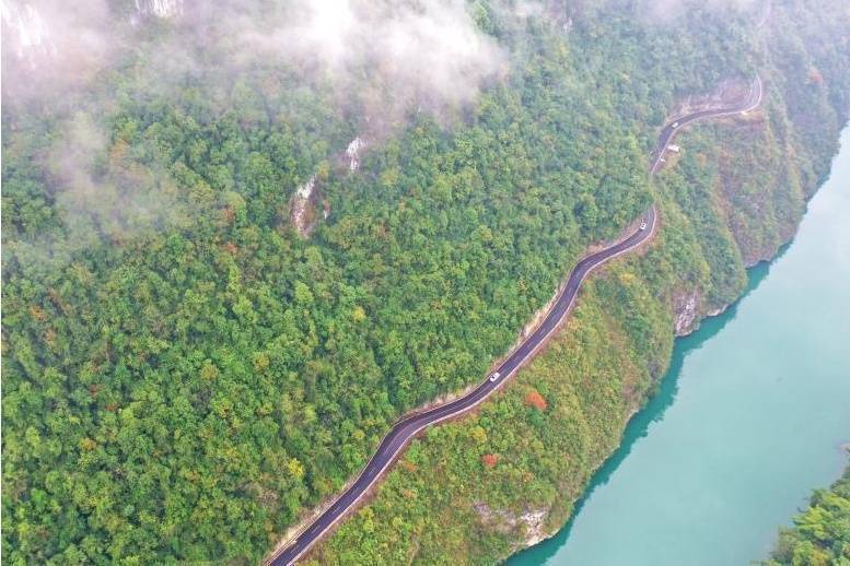 重庆酉阳盘山公路美如画宛如玉带绕山间
