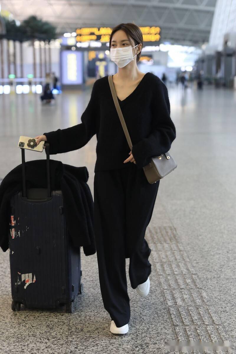 街拍:沈梦辰黑色v领针织衫 黑色长裤 单肩包简单优雅_机场