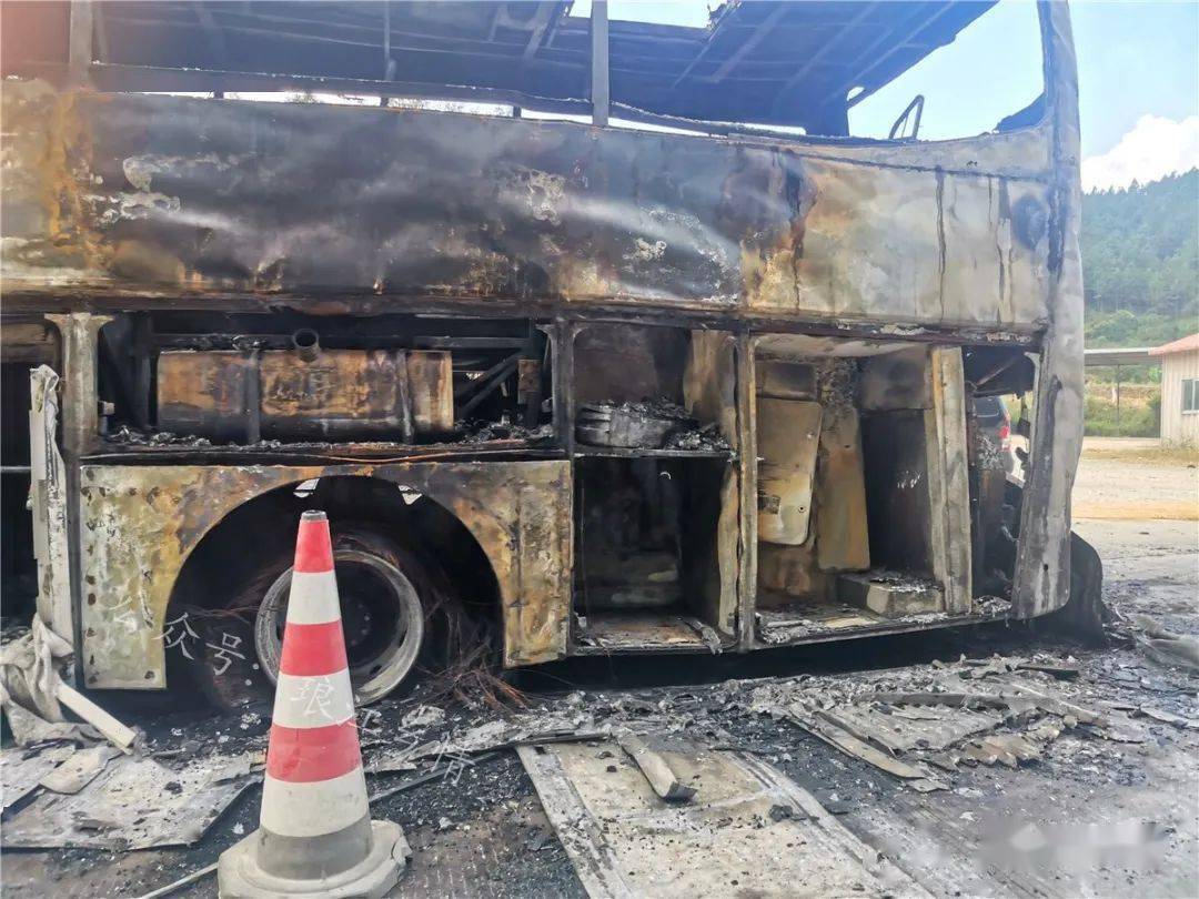 高州一辆客运班车行驶到电白起火猛烈燃烧烧剩铁架