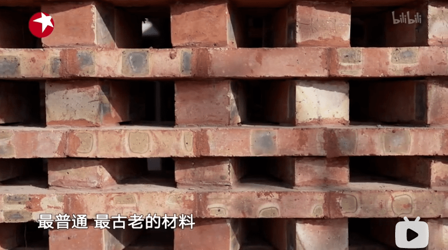 陶磊要求工人把砖头砌出"花样"来至于杜爷爷想要的两层楼,陶磊上来就