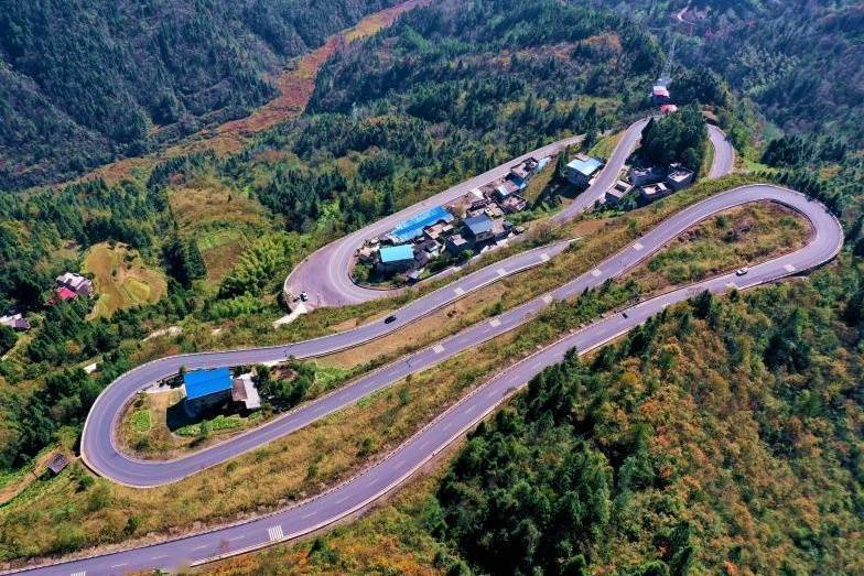 重庆酉阳盘山公路美如画宛如玉带绕山间