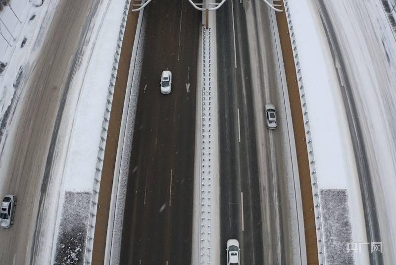 长春“自融雪路面”黑科技：小雪不结冰 大雪易清扫