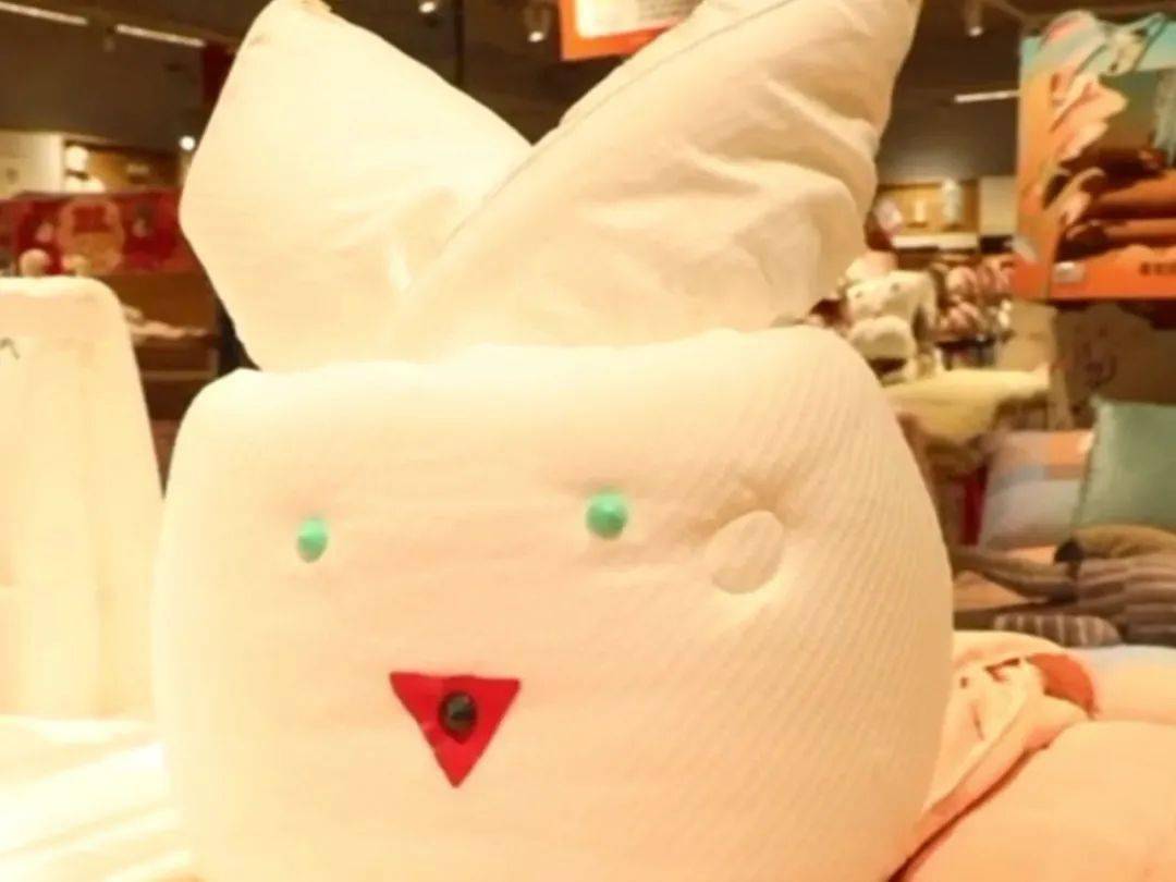 大象要用两床厚实,挺括的被子被子的两个角往里折成卷翻过来鼻子就