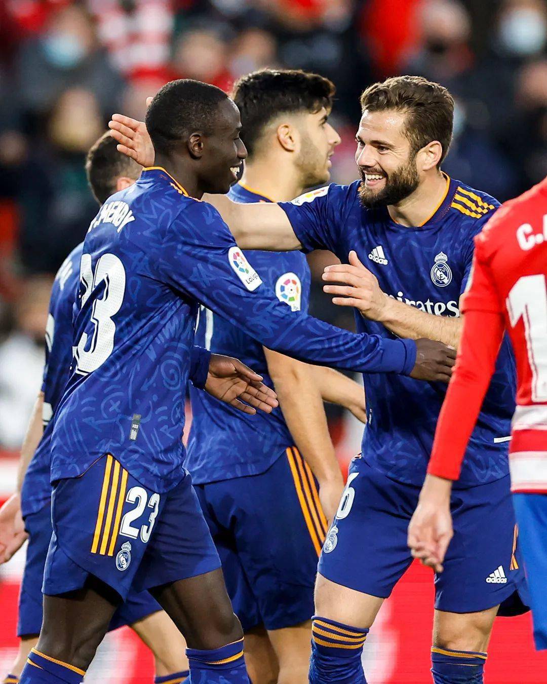 典礼中场包揽助攻客场41大胜登顶榜首