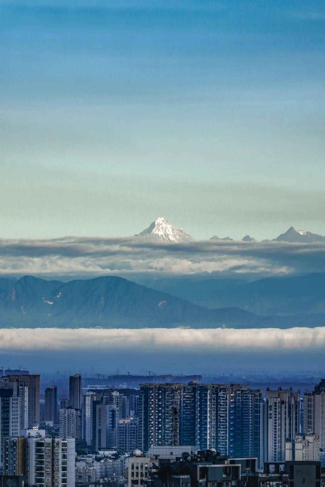 雪山|小雪丨在成都遥望雪山，这是成都人独有的浪漫