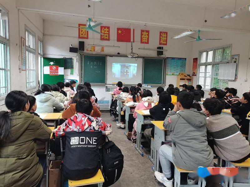 教育|洞口县石柱镇中学举行交通安全教育主题班会