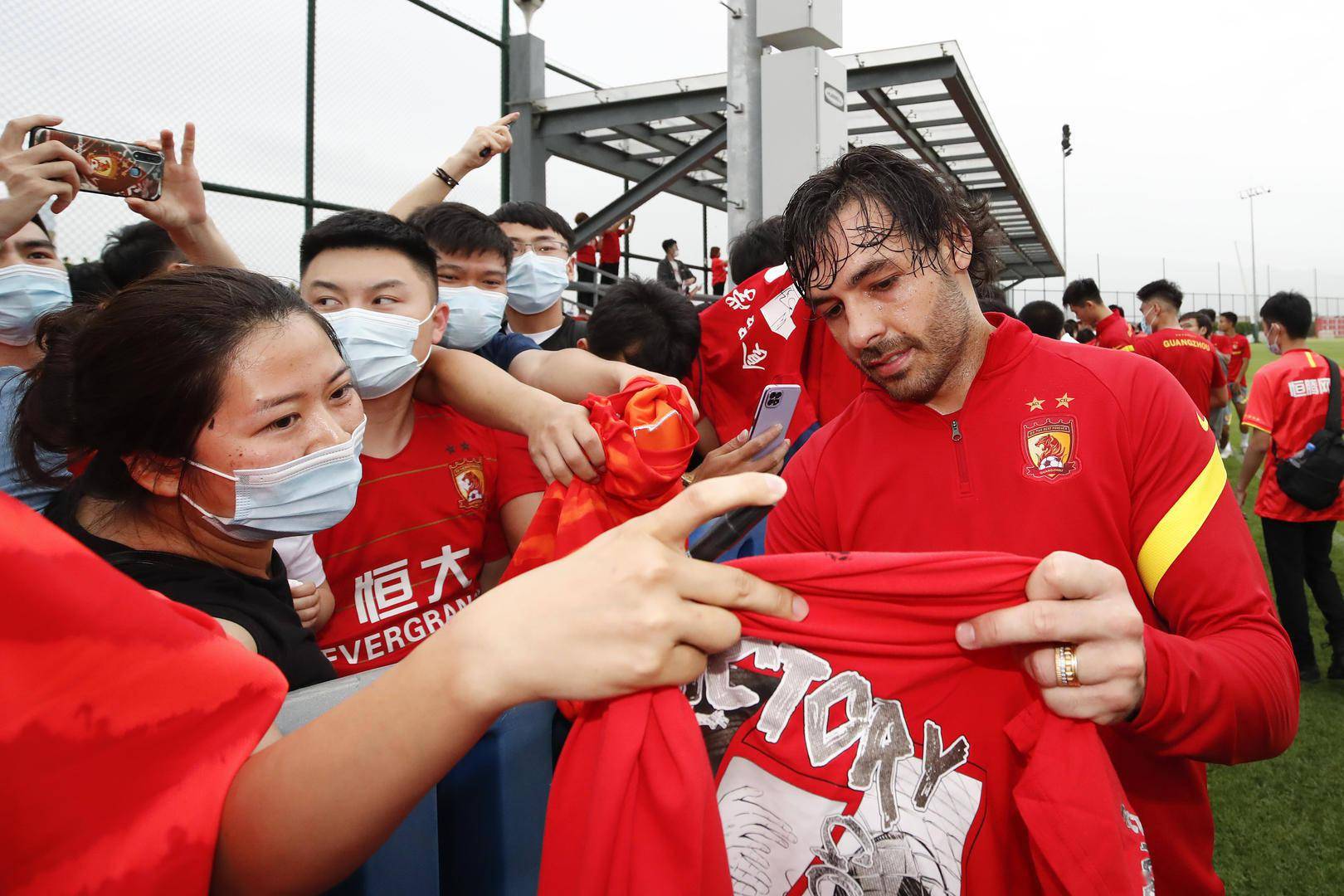 中国|首位离华归化球员高拉特找到下家，工资缩水八成 恒大曾为他花了近3亿