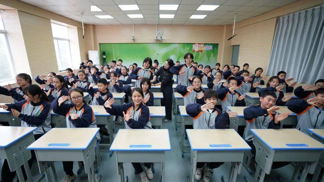 西陵校园创意课间操系列展播宜昌市第五中学为了深入贯彻中共中央