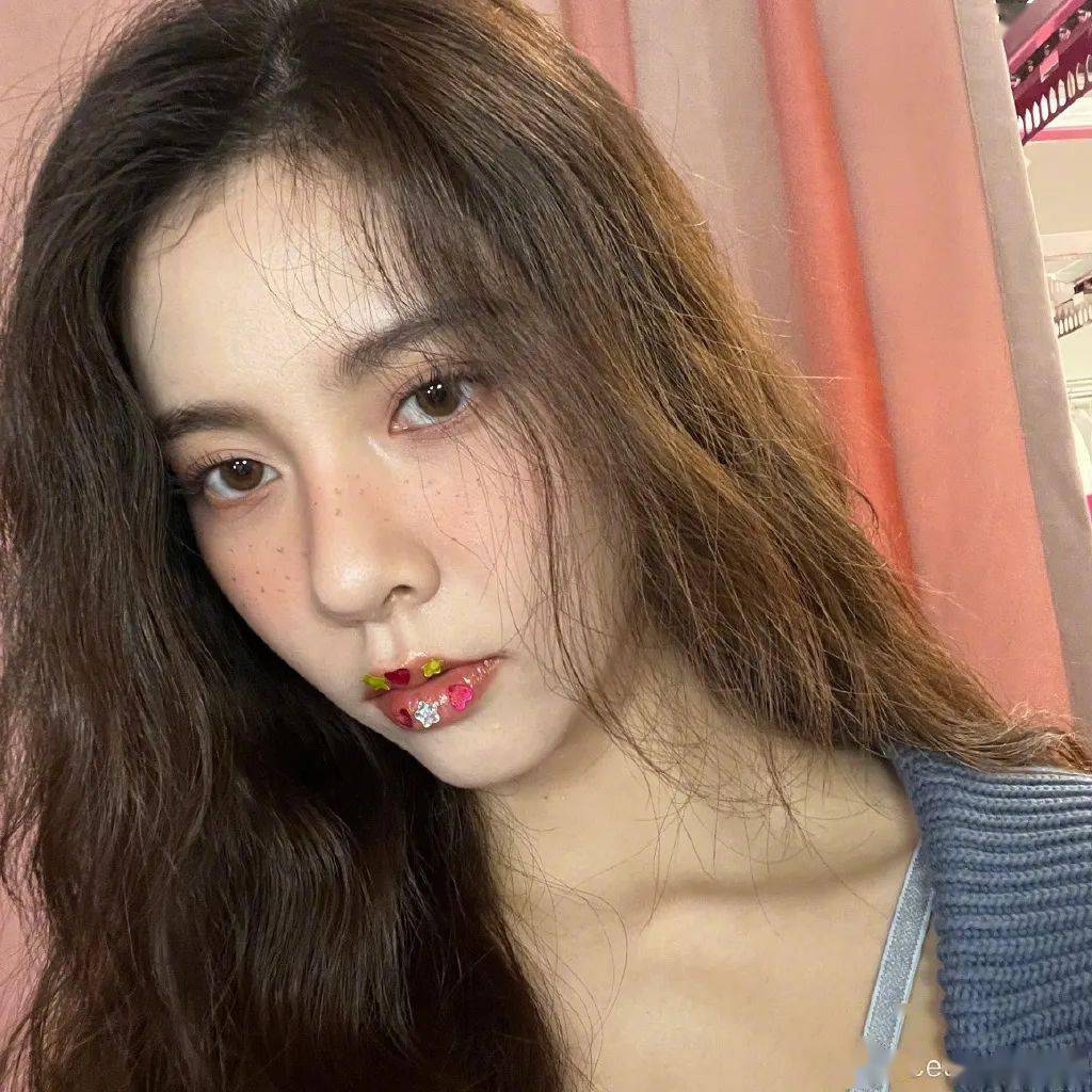 面的女明星们亲身力证“腮红是妆的灵魂”！