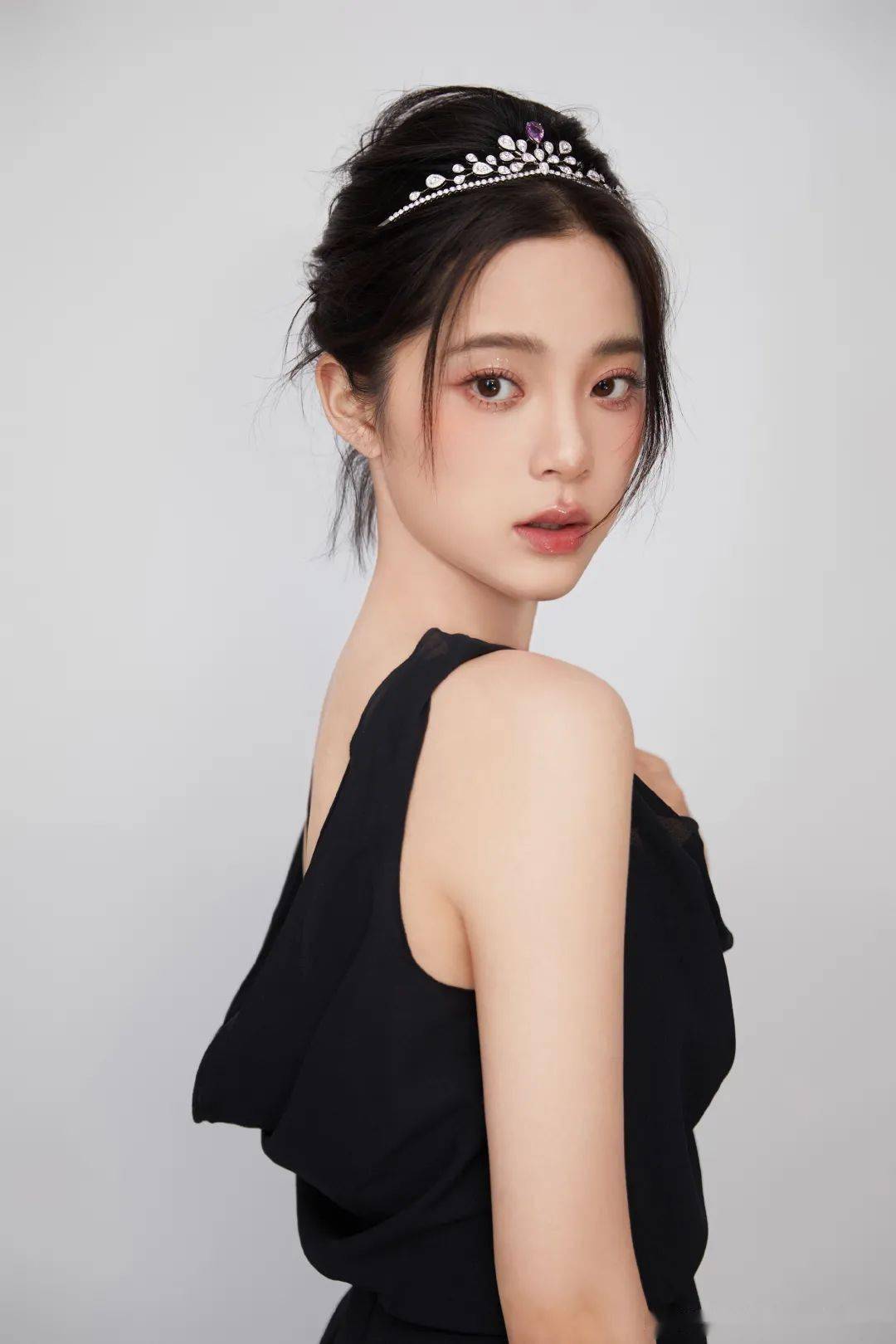 亮片欧阳娜娜的脸，像是开了学姐妆特效