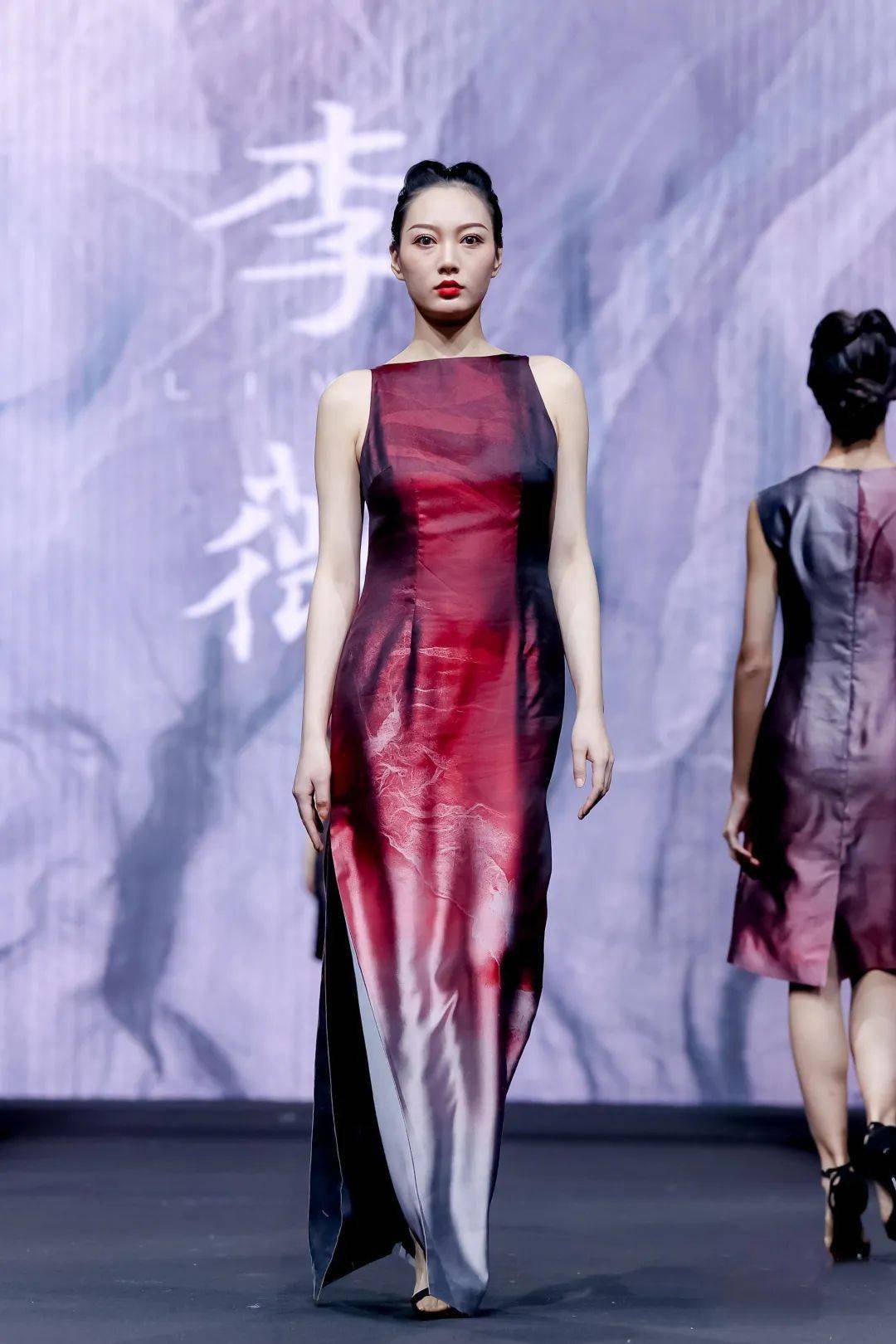 锦瑟华年——李薇宋锦服装秀 亮相2021亚洲时尚品牌盛典 李薇教授荣获