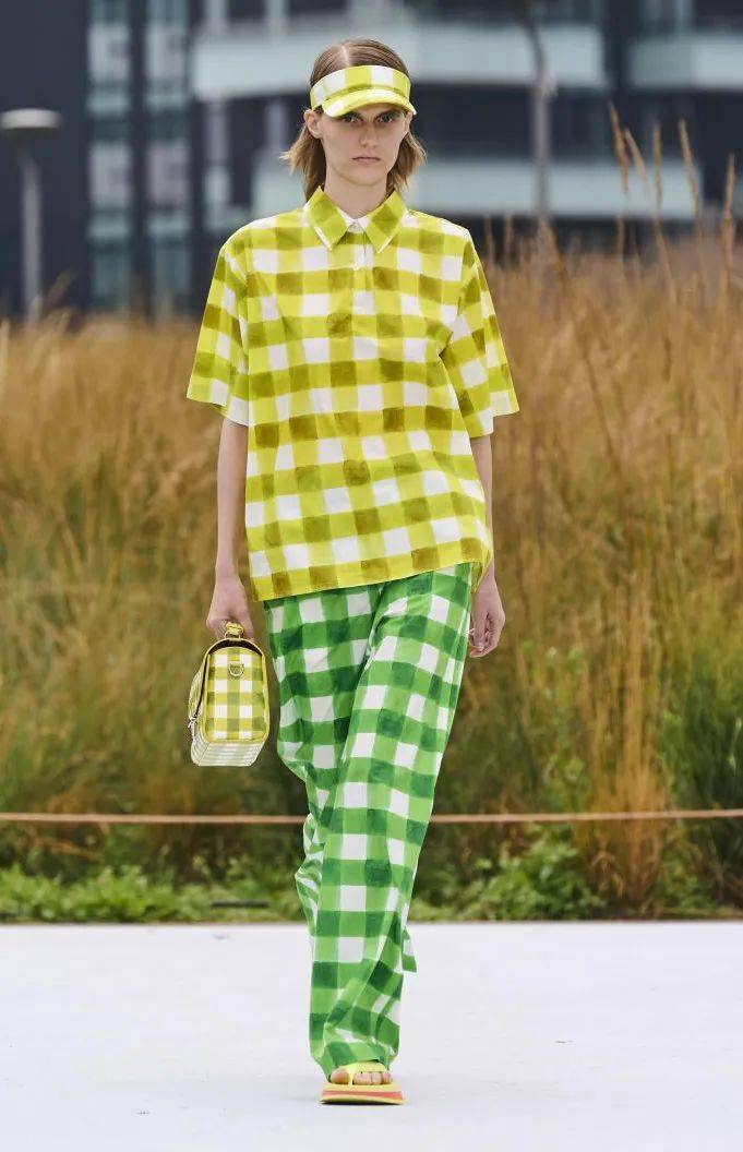 色调 2022春夏女装流行色T台分析