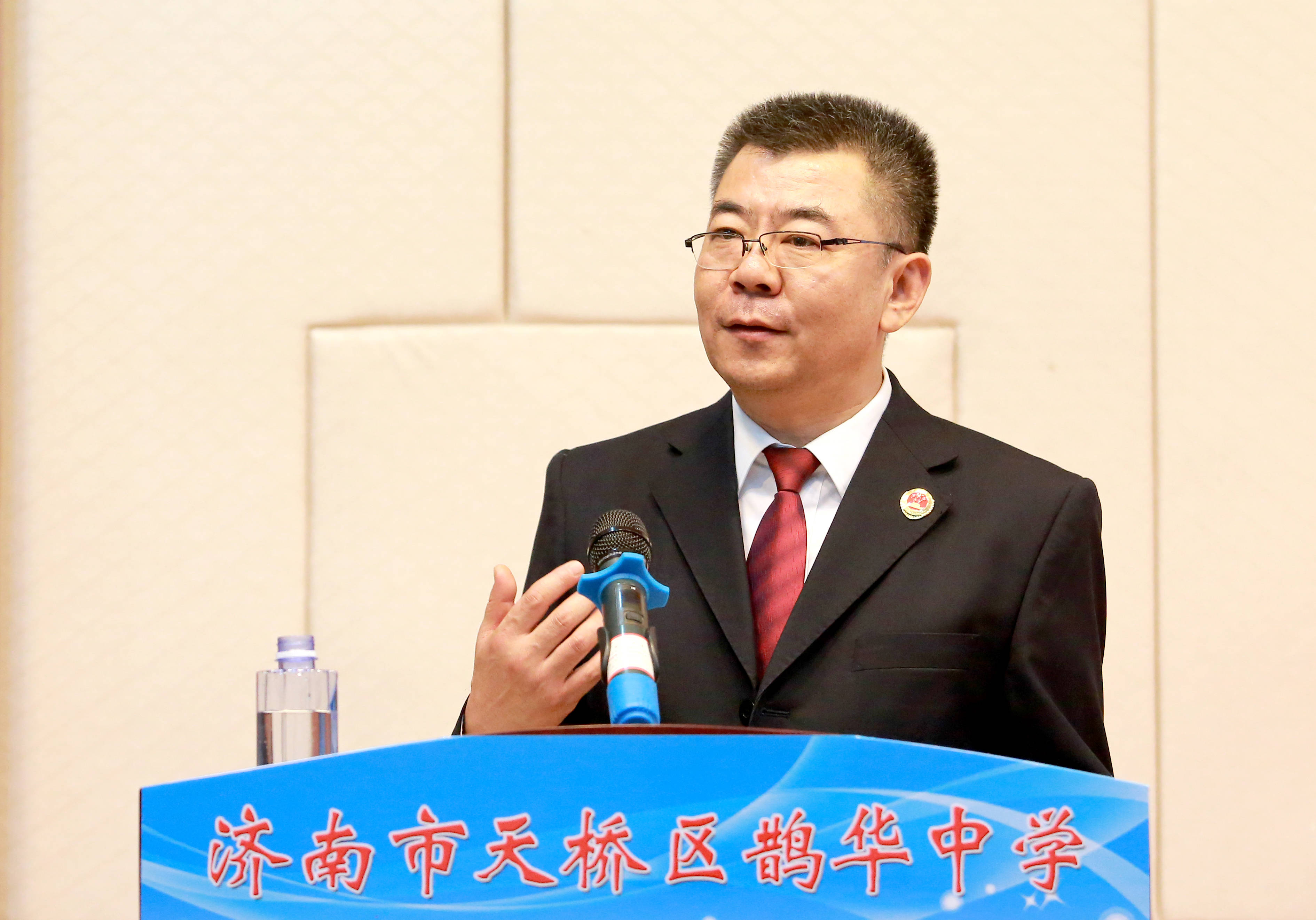 济南市检察院党组书记,检察长鲍峰受聘担任鹊华中学法治副校长并讲授