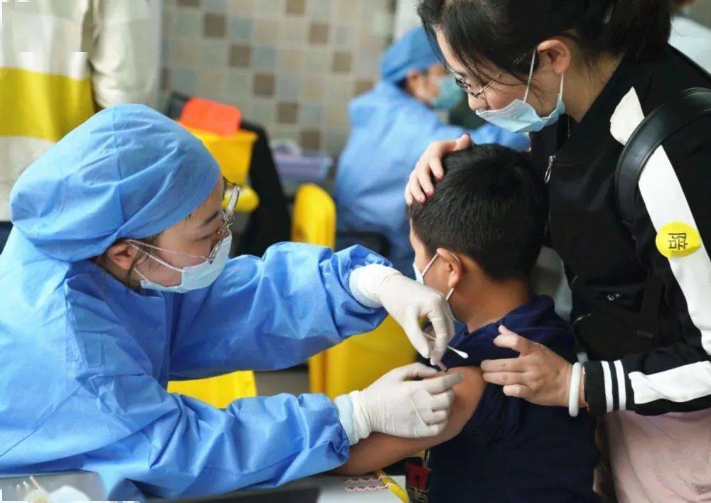 接种|儿童新冠疫苗剂量为何与成人一样？免疫效果一样吗？专家解答→