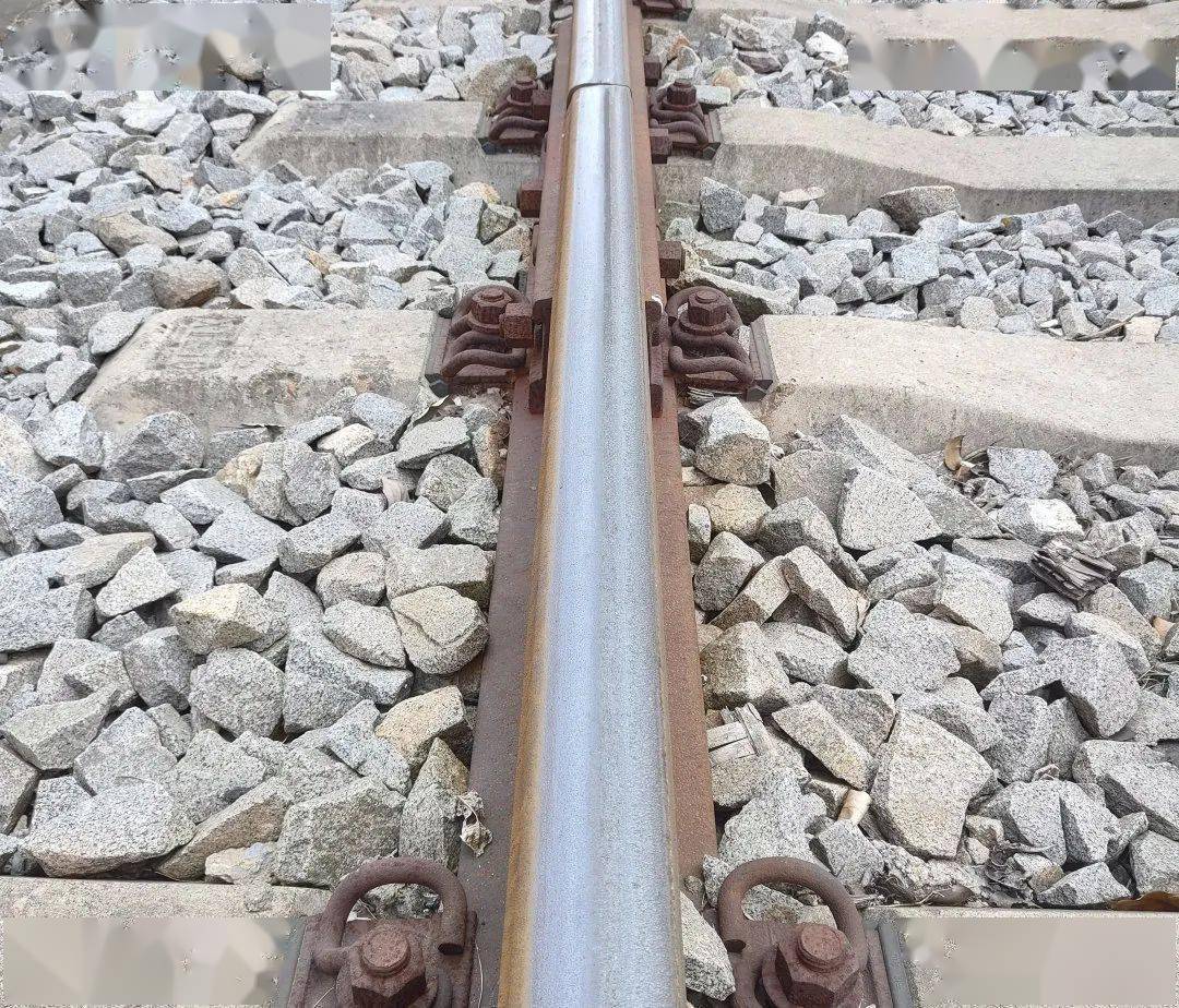 常见的需要探伤的工件有钢轨,车轮,轮轴,轴箱,轮辋,车钩和各种零部件