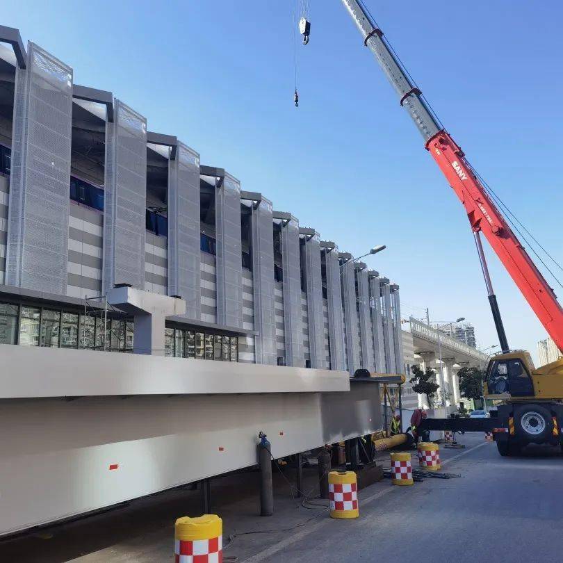 宁句城际黄梅站天桥成功合拢