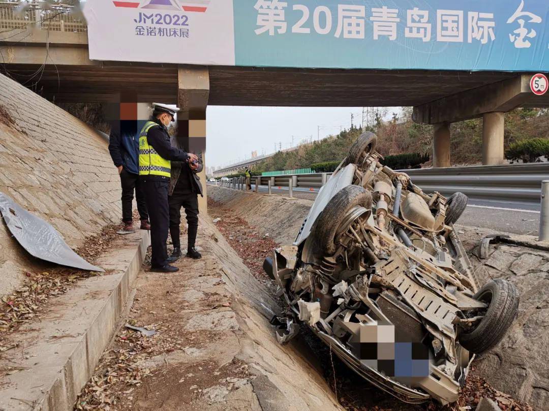 烟台一男子酒驾翻车了高速上扮演围观者忽悠警察