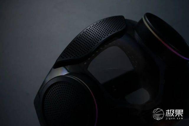 超酷炫「智能口罩」问世！主动通风+电竞灯效，2000买它值吗！？