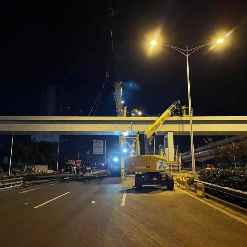 宁句城际黄梅站天桥成功合拢