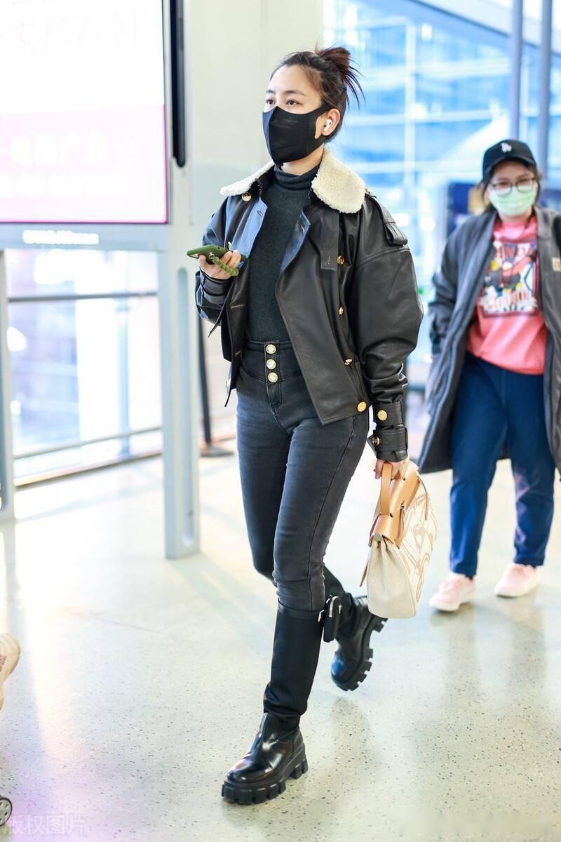 街拍马苏穿黑色皮衣高筒靴酷炫大姐范儿