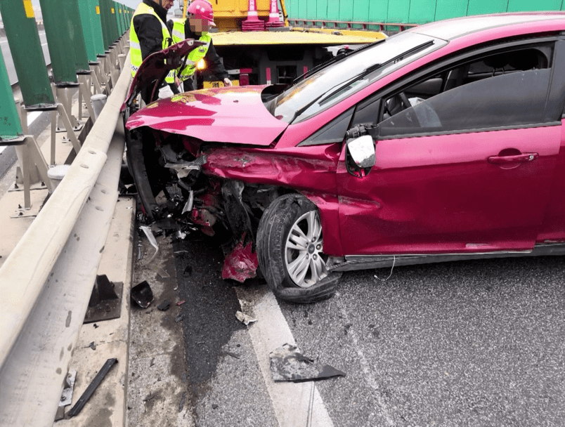 危险!女司机一个举动,车子一头撞上中央护栏