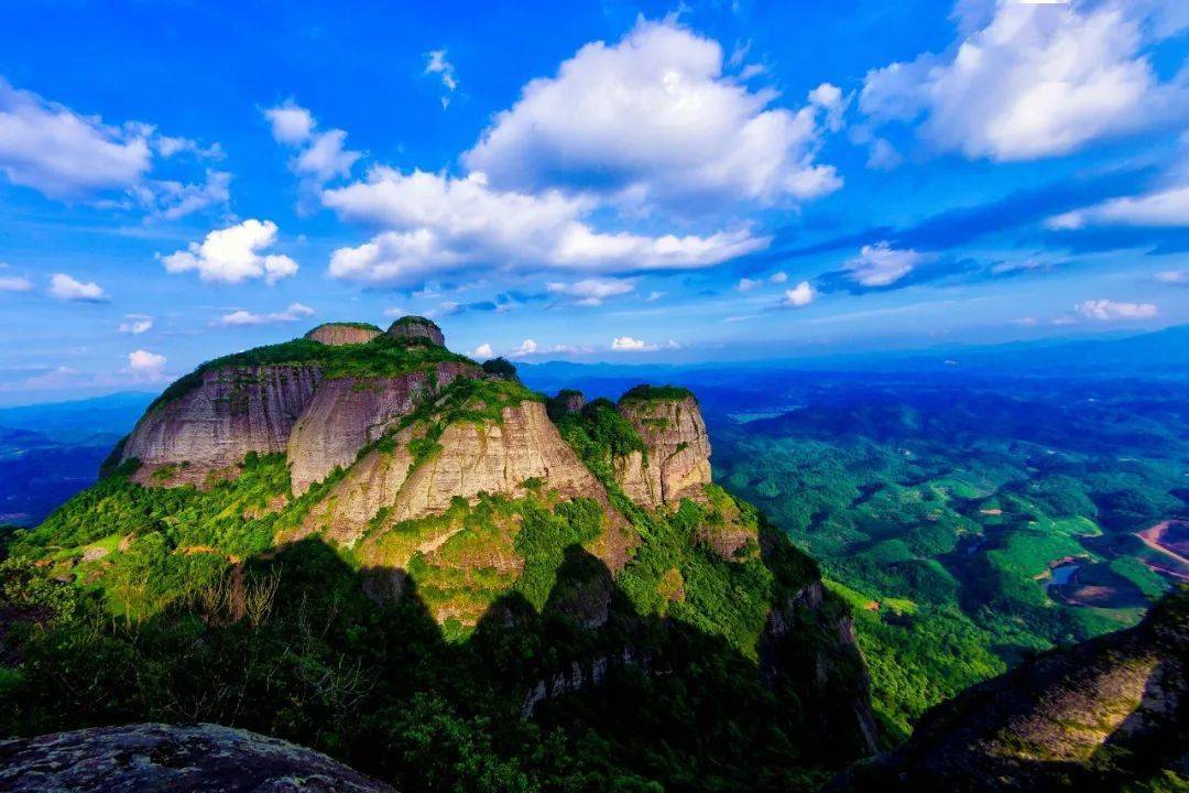 都峤山飘首风光 图/容县文体广电和旅游局▲融水县双龙沟景区▲ 丹