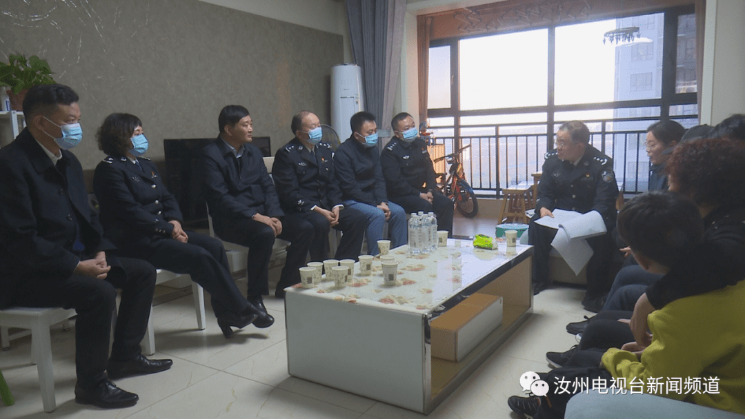 受公安部领导委派程人华莅汝看望慰问因公牺牲民警叶光辉家属