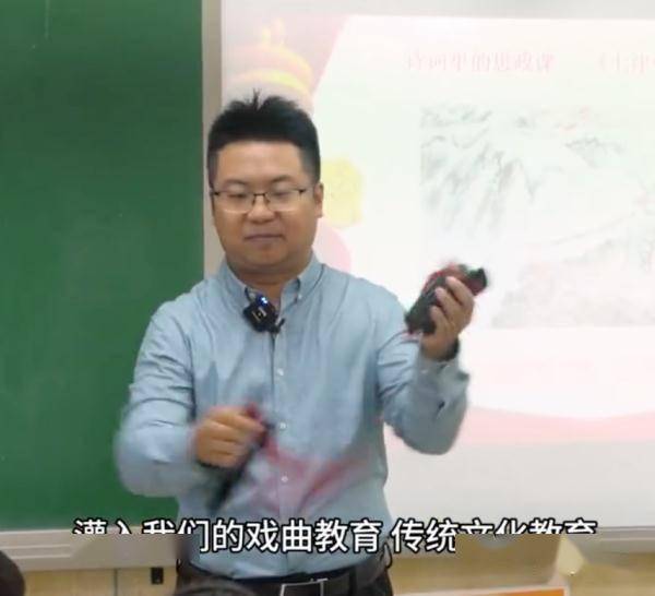这个宝藏老师藏不住了！花式教学，课堂上表演“功夫片”