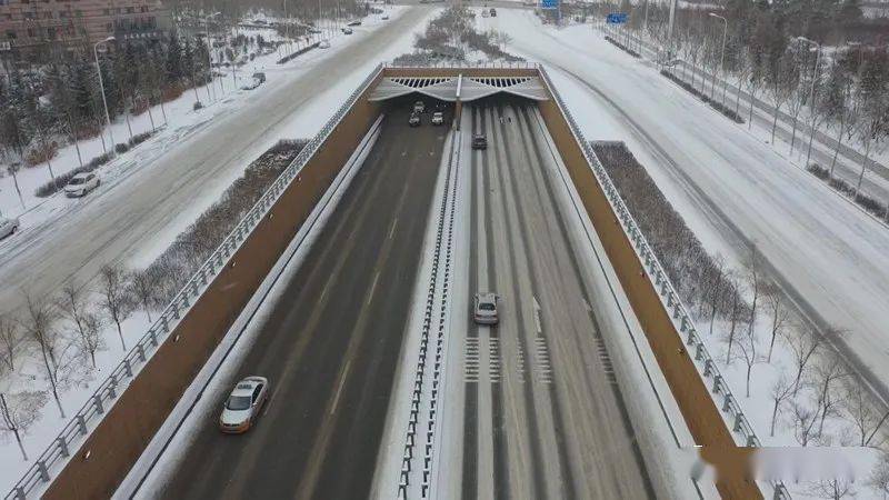 长春市出租车司机 王凯它那也不打滑,也不积雪,太好了,一点都不滑.