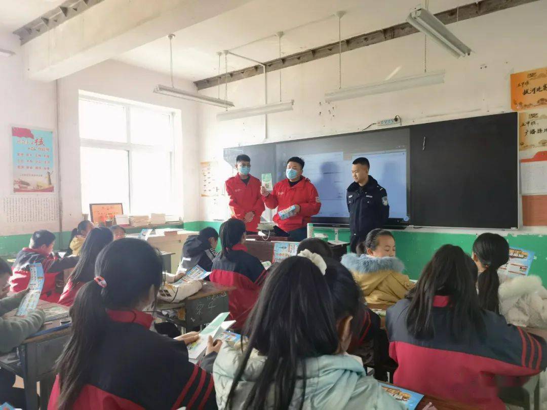 11月17日,壶关县公安局店上派出所民警联合壶关县社区戒毒社区康复