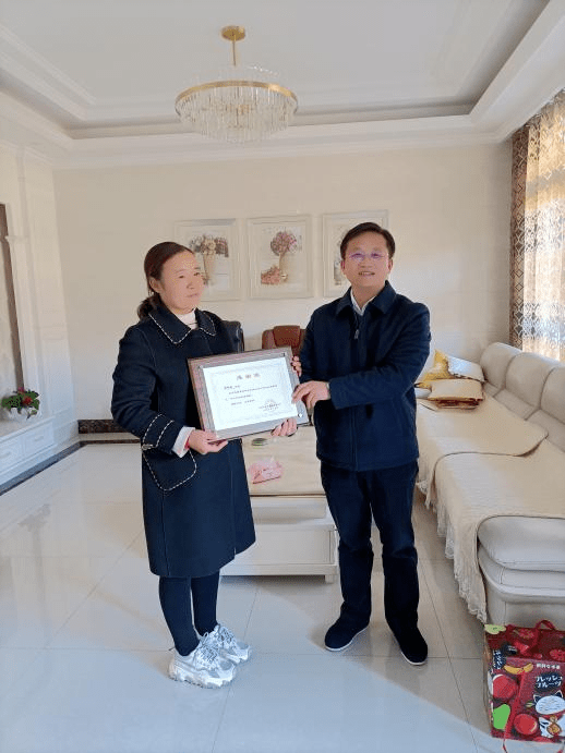 近日,梅林镇党委书记钟云辉一行先后赴沙埠村,阳山村,特地为村党组织