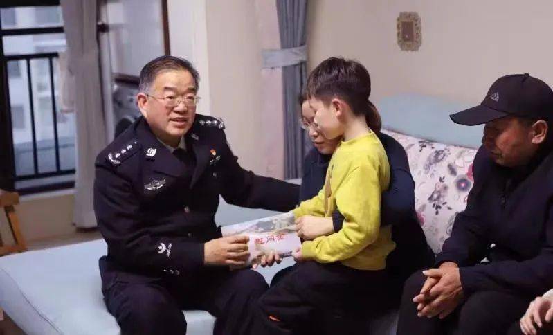 程人华秘书长看望慰问因公牺牲民警叶光辉家属