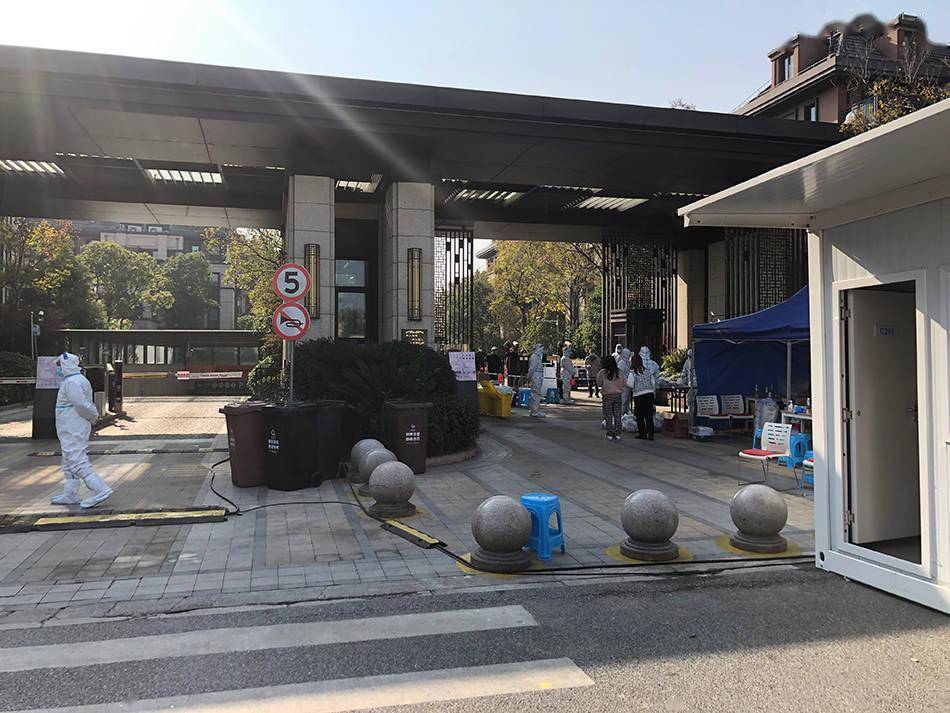 直击上海青浦封闭小区3岁女孩鼻窦炎发作已闭环转运就医