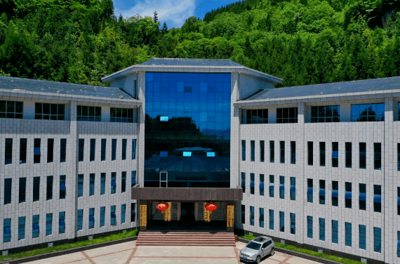 湖北省襄阳市保康县尧治河村地处保康,神农架和房县三县(区)交界处.