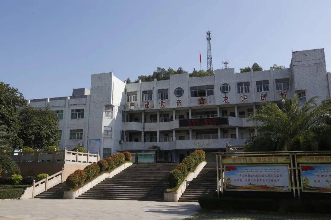 南侨中学创立时,师生们面对的是一个废弃多年,堆满牛屎,杂物的荒祠