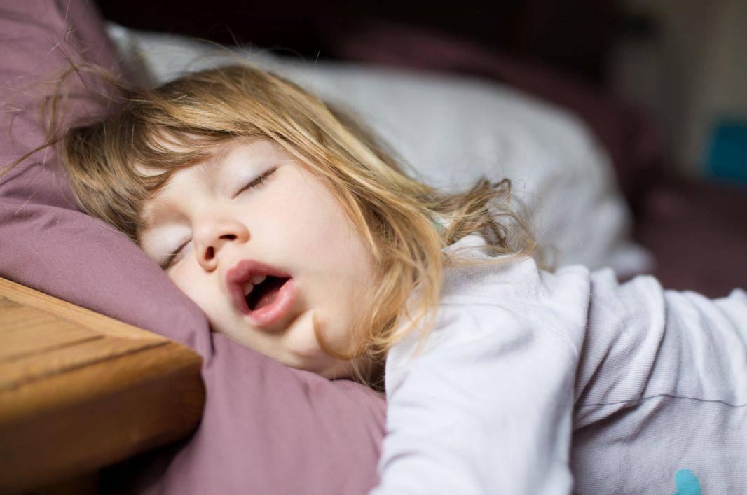 9岁女孩每晚睡觉都要被亲妈用胶布封嘴,这竟然是医生的建议