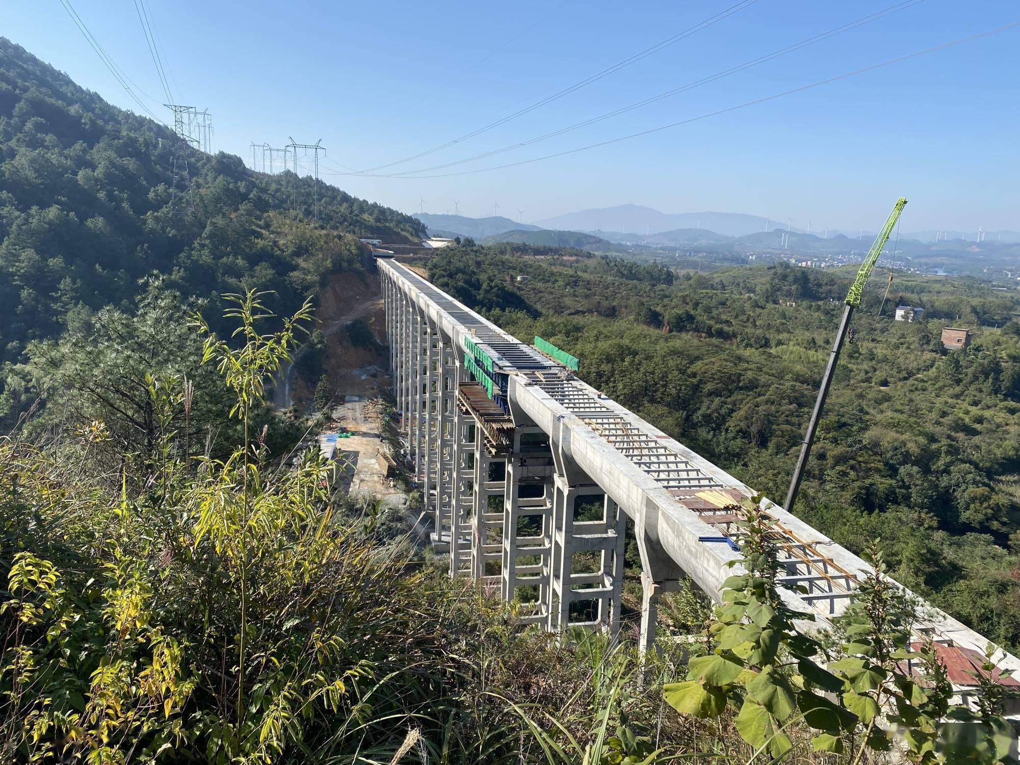 渡槽全长295.7米,结构型式为井字形排架,u形断面槽身,净宽4.4米.