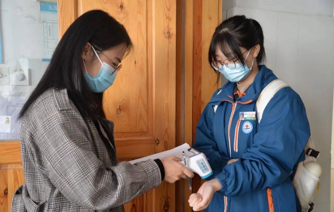 五莲一中对学生进行体温检测