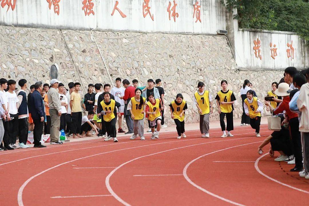 7条信息:近日,横州市多个学校召开家长会,校运会,体育节·_艺术节