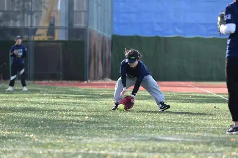 10月24日早上八点,电子电机联队在北操棒垒球场迎来