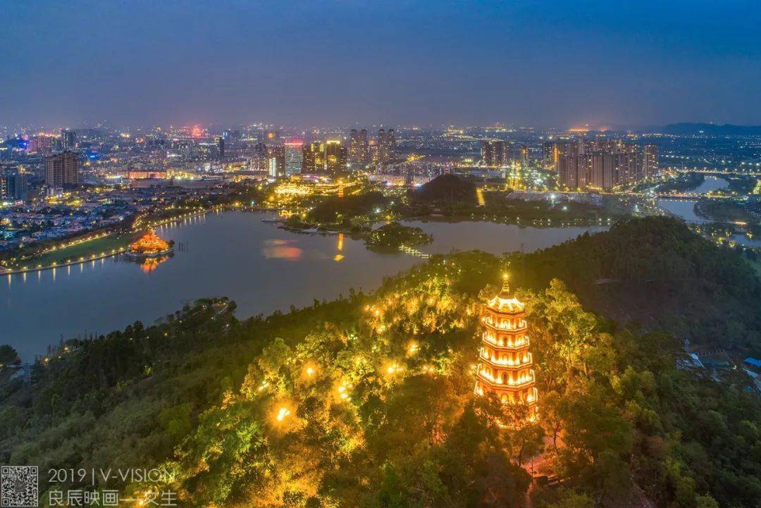 入夜後的順峰山公園金燦燦,像是一個寶藏盒子,等待每一個人前去收穫