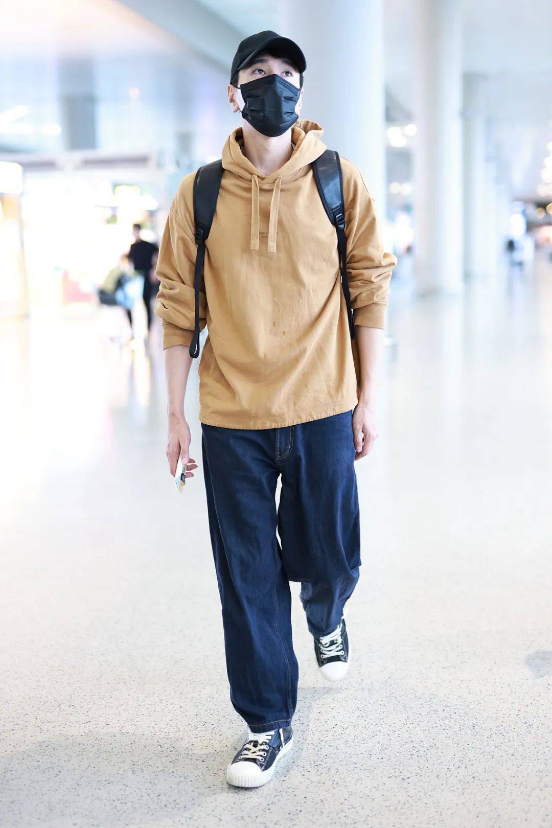 男星街拍|井柏然解锁"蓝友系"穿搭,小李子和查尔斯王子同框