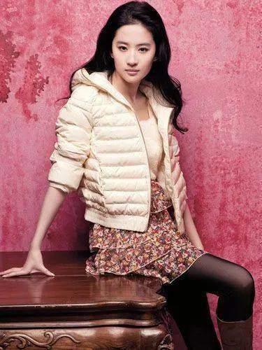 看错刘亦菲了,她的私服我一件都不想要!_天仙_黑色_羽绒服