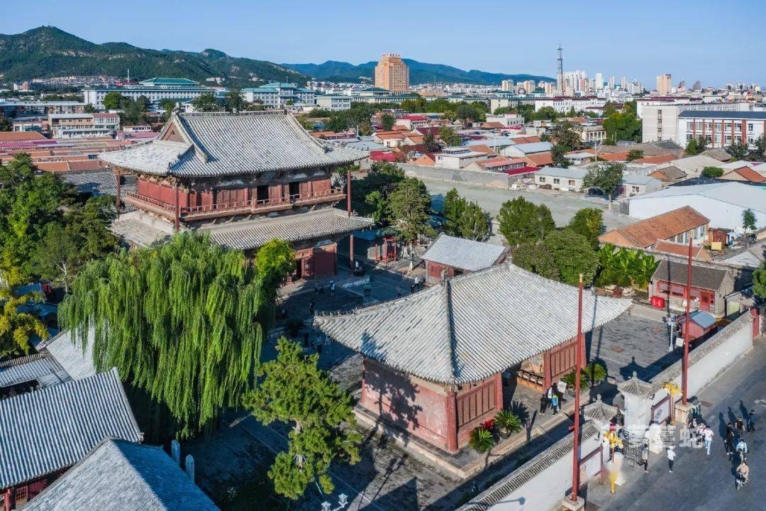 独乐寺地处原蓟州古城西北部,南面约300米有同样建于辽代的蓟县白塔