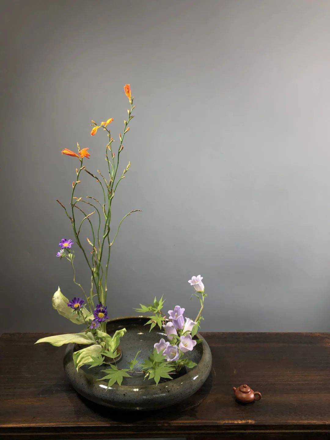 人文花道在形式上体现中国文人的精神特质,阐释"空灵"的绘画美学,以"